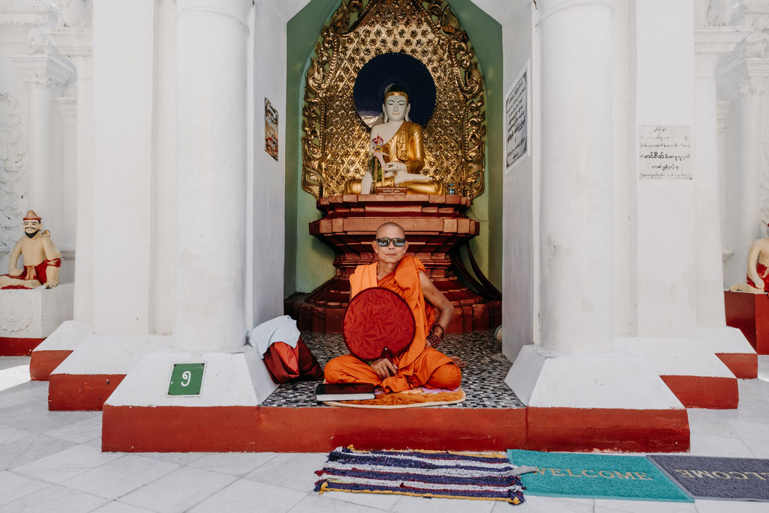Mnich meditující u Shwedagon Pagody