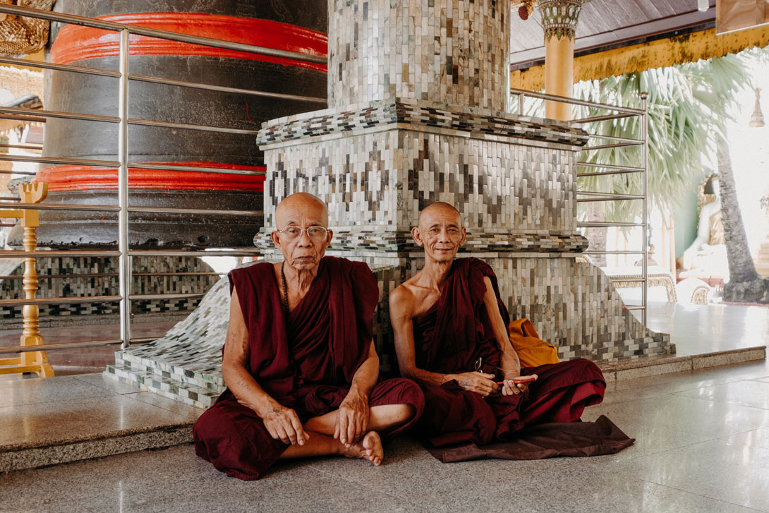 Mniši ve Shwedagon Pagodě