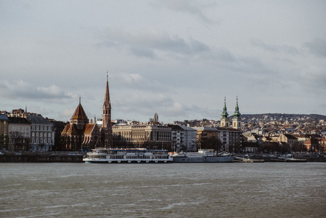 Pohled na Dunaj s okolními domy je úchvatný