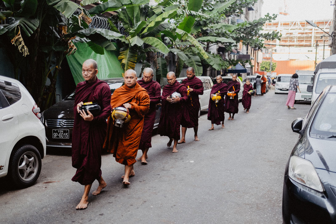Průvod žebravých mnichů v Rangůnu kousek od Bogyoke Aun San Market