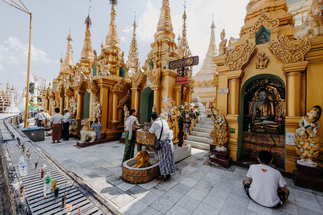 Shwedagon Pagoda je plná různých rituálů a obřadů