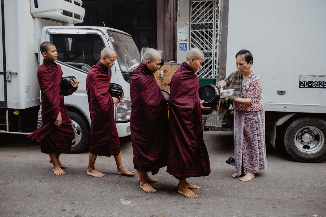 Žebraví mniši v Rangúnu