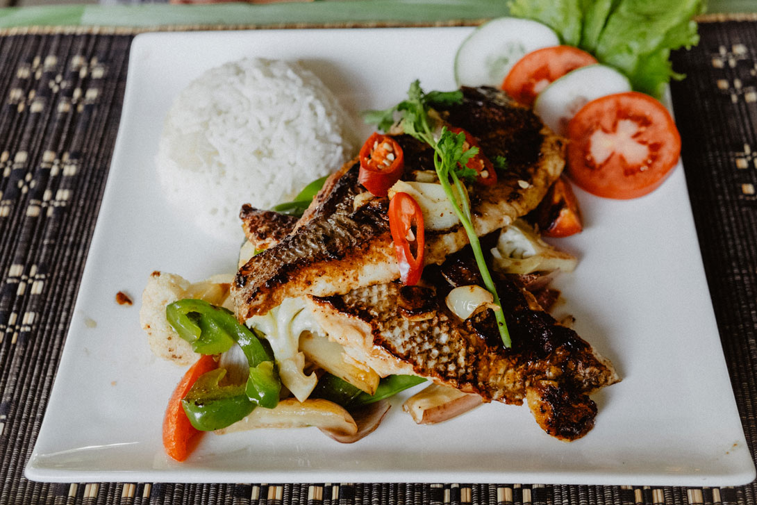 V Ngwe Saung si dejte čerstvou rybu na grilu